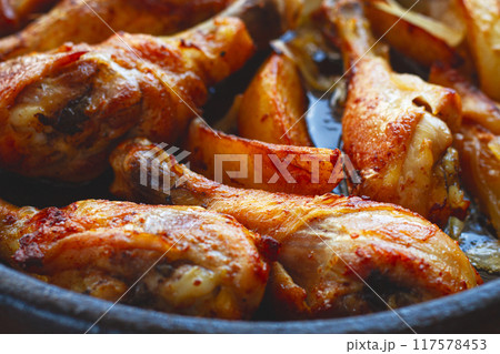 fried chicken drumsticks with potato slices, in a clay pan, baked in the oven, with spices, homemade, no people, fried chicken drumsticks with potato slices, in a clay pan, baked in the oven, with spices, homemade, no people, 117578453