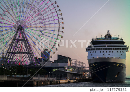 大阪港の豪華客船 117579381