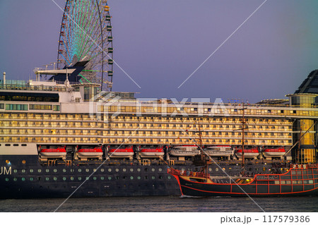 大阪港の豪華客船 117579386