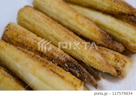 香ばしく炒められたヤングコーン 香ばしく炒められたヤングコーン 117579834