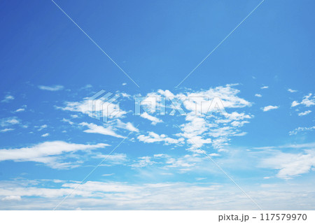 夏の青空と雲 117579970