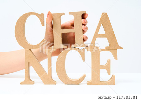 「CHANCE」と並べられたアルファベットの木製ブロック 117581581