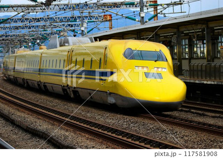 幸せの黄色い新幹線が小田原駅を高速で通過!!… 東海道新幹線・ドクターイエロー『923形』 117581908