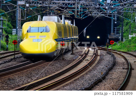 幸せの黄色い新幹線が小田原駅を高速で通過!!… 東海道新幹線・ドクターイエロー『923形』 117581909