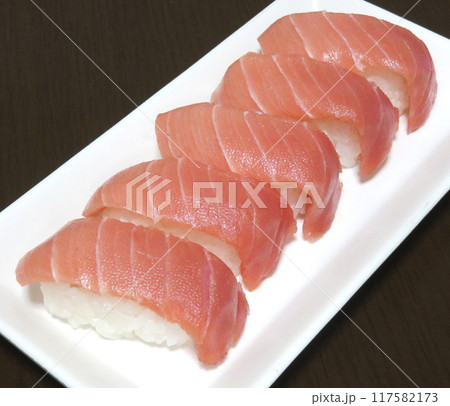 中トロの握り寿司 117582173