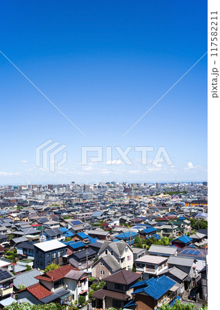 青空が広がる住宅街 117582211