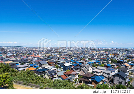 青空が広がる住宅街 117582217