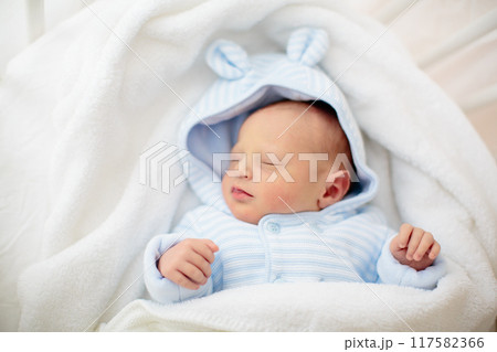 Newborn baby boy in hospital cot Newborn baby boy in hospital cot 117582366