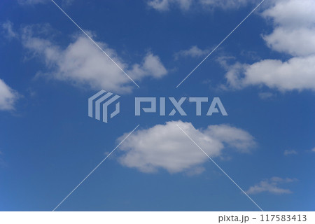 《空・背景素材》青空と白い雲 117583413