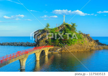 【日本海】朝日を浴びる弁天岩【糸魚川市】 【日本海】朝日を浴びる弁天岩【糸魚川市】 117583513