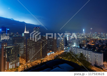 夜の高層マンションからの眺め 117583628