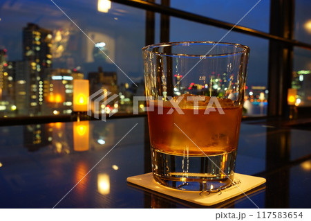 バーの明かりが灯るウイスキー 117583654