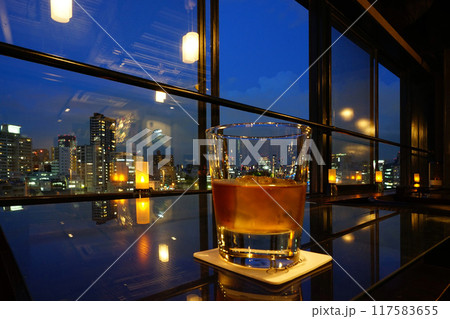 バーの明かりが灯るウイスキー バーの明かりが灯るウイスキー 117583655