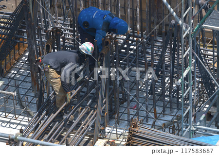 建築現場で働く作業員 鉄筋工の作業風景 建築現場で働く作業員 鉄筋工の作業風景 117583687