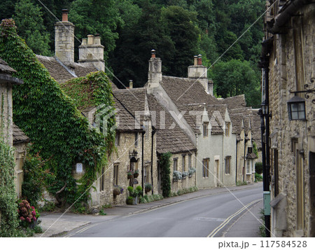 イギリス・コッツウォルツ・カッスルクームの風景 117584528
