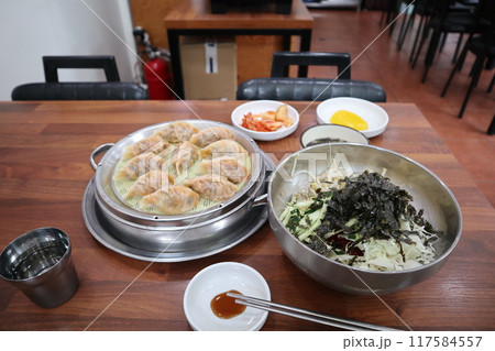 韓国料理 マンドゥとチョルミョン 韓国料理 マンドゥとチョルミョン 117584557
