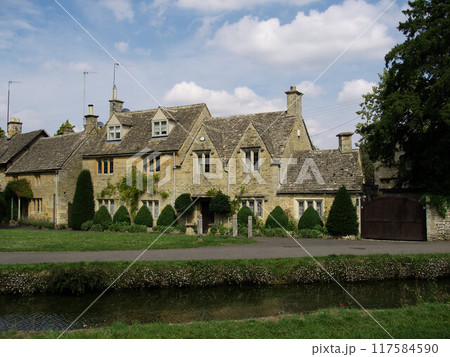 イギリス・コッツウォルツ・ローワースローターの風景 117584590