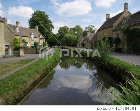 イギリス・コッツウォルツ・ローワースローターの風景 117584591