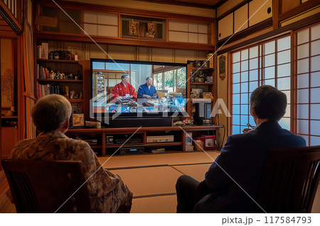 お年寄りが住む懐かしいリビングルームのイメージ お年寄りが住む懐かしいリビングルームのイメージ 117584793