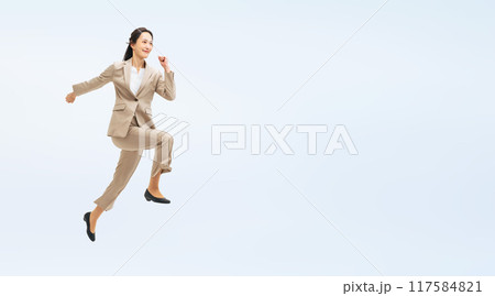 ジャンプする女性ビジネスパーソンの全身写真 117584821