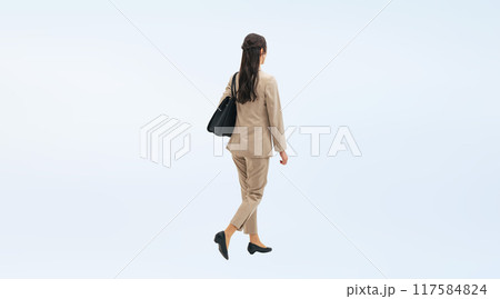 歩く女性ビジネスパーソンの後ろ姿の全身写真 117584824