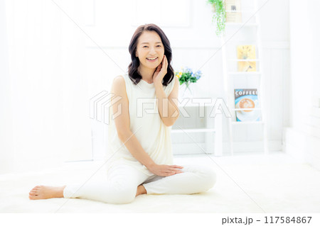 スキンケアをするミドル女性 117584867