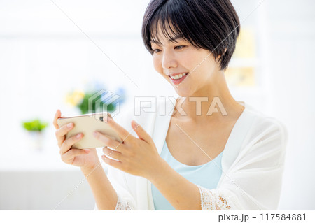 スマホを見る女性 スマホを見る女性 117584881