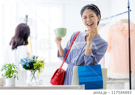 買い物をする女性 117584893