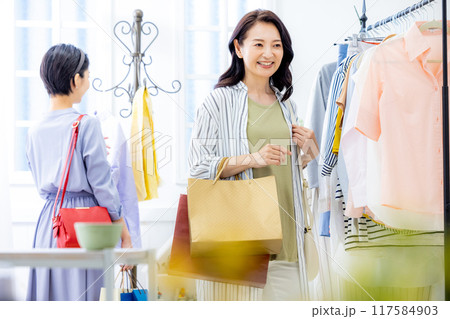 買い物をする中年女性 買い物をする中年女性 117584903