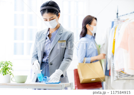 掃除をするマスクを着用したスタッフ 117584915