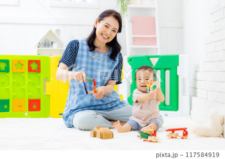 保育園　先生と赤ちゃん 117584919
