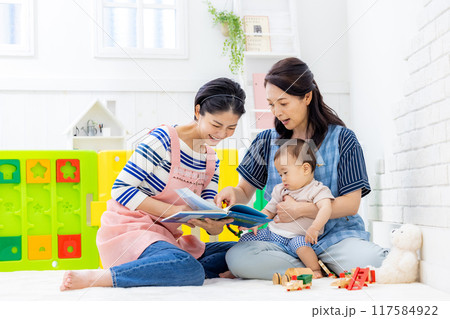 保育園　先生と赤ちゃん 117584922