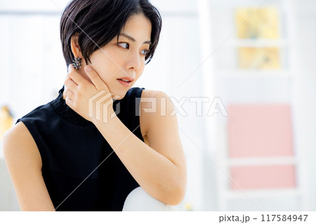 若い女性のポートレート 117584947
