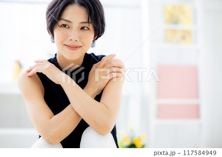 若い女性のポートレート 117584949