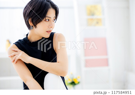 若い女性のポートレート 117584951