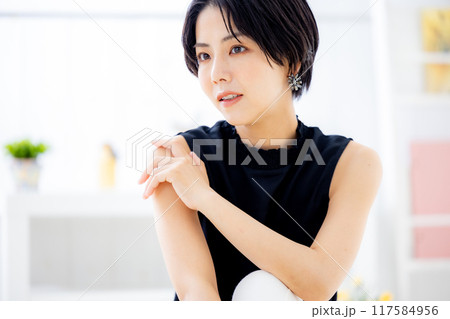 若い女性のポートレート 117584956