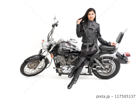 バイクに座って髪を掻き上げるバイク女子 バイクに座って髪を掻き上げるバイク女子 117585137