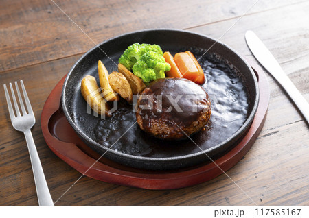 ステーキ皿に盛り付けたハンバーグステーキ ステーキ皿に盛り付けたハンバーグステーキ 117585167