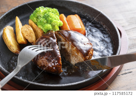 ステーキ皿に盛り付けたハンバーグステーキ　 117585172