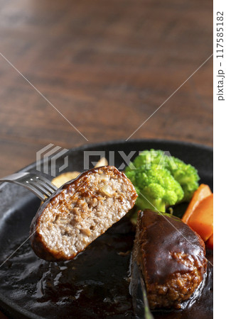 ステーキ皿に盛り付けたハンバーグステーキ ステーキ皿に盛り付けたハンバーグステーキ 117585182