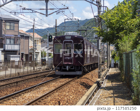 住宅密集地を走る能勢電鉄の電車 117585250