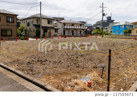 住宅街の空き家を取り壊し更地にした土地 117585671