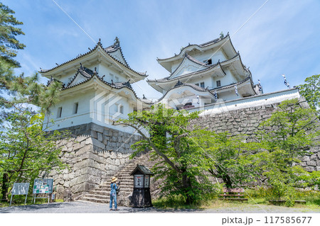 三重県伊賀市　初夏の伊賀上野城の天守閣と観光客 117585677