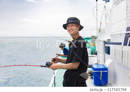 海釣りを楽しむ男性 海釣りを楽しむ男性 117585706
