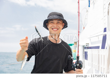 海釣りを楽しむ男性 117585711