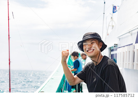 海釣りを楽しむ男性 117585712
