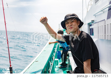 海釣りを楽しむ男性 117585713
