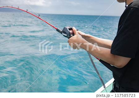 海釣りを楽しむ男性 117585723