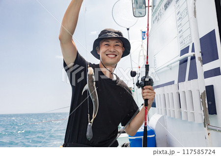 海釣りを楽しむ男性 117585724