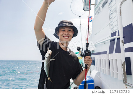 海釣りを楽しむ男性 海釣りを楽しむ男性 117585726